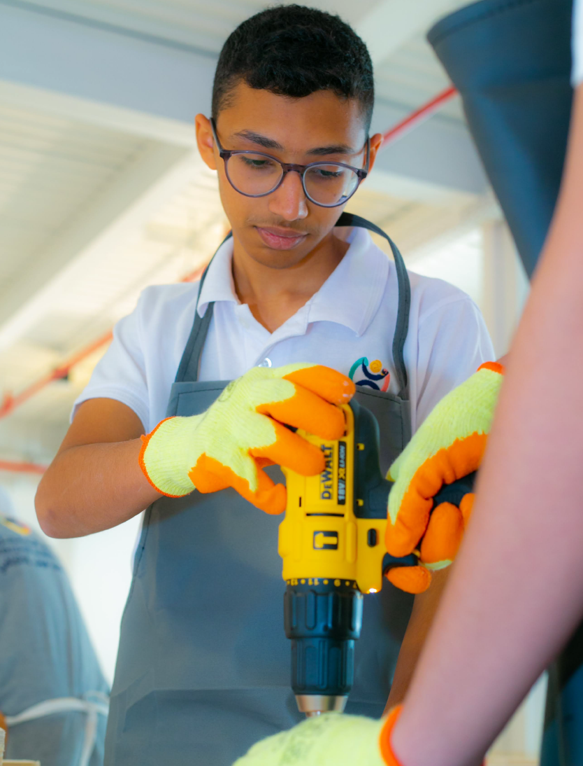 معسكر عالم المنجزون الصيفي للمهن الحرفية نجاح كبير